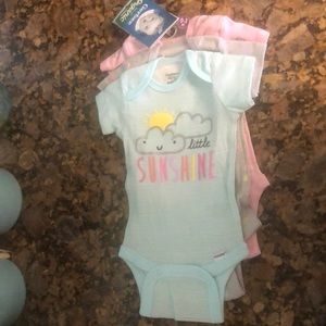 3 pack girls Gerber organic 0-3 onesies NWT